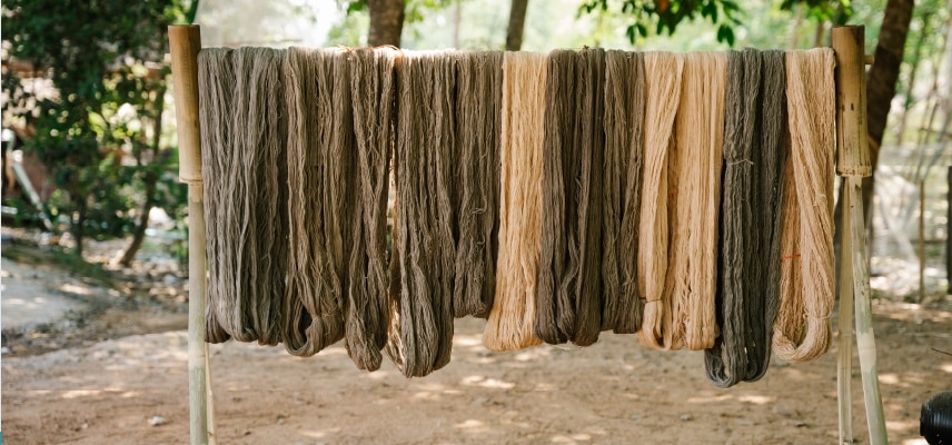 ย้อมผ้าด้วยมูลควาย