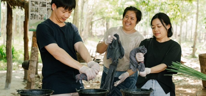 ย้อมผ้าด้วยมูลควาย