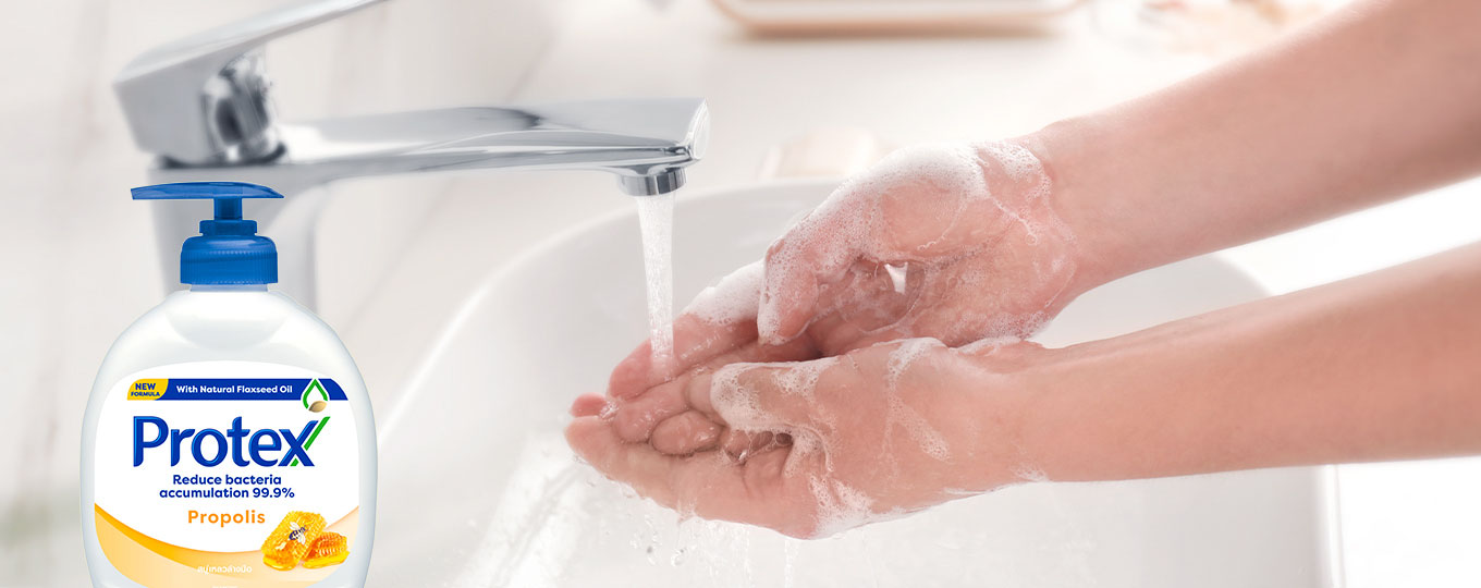 ใช้ฝ่ามือกำรอบข้อมือและถูไปมา สลับกันทั้งสองข้าง