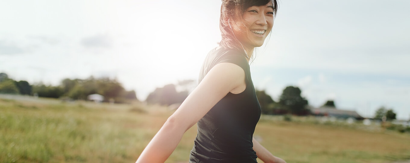 ผู้หญิงมั่นใจไร้กลิ่นตัวท่ามกลางธรรมชาติ