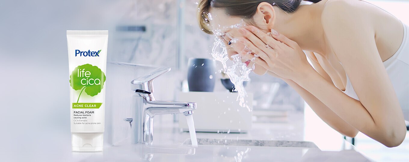 ล้างหน้าด้วยโฟมล้างหน้าโพรเทคส์ ไลฟ์ ซิก้า