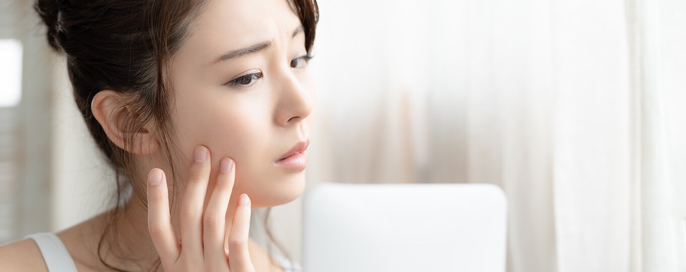ผู้หญิงกังวลกับผิวหน้า
