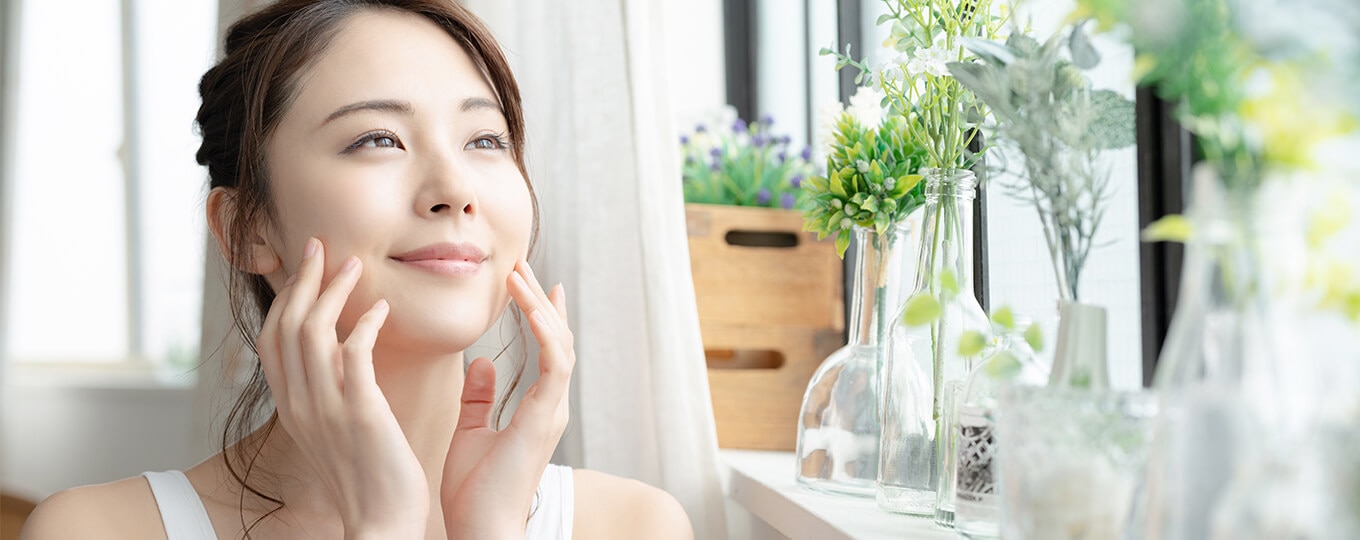 ผู้หญิงโชว์ผิวเรียบเนียน