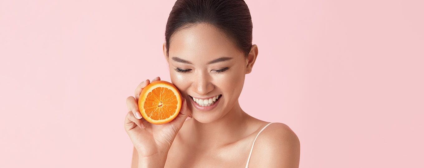 ผู้หญิงกับส้มที่ให้วิตามินซี