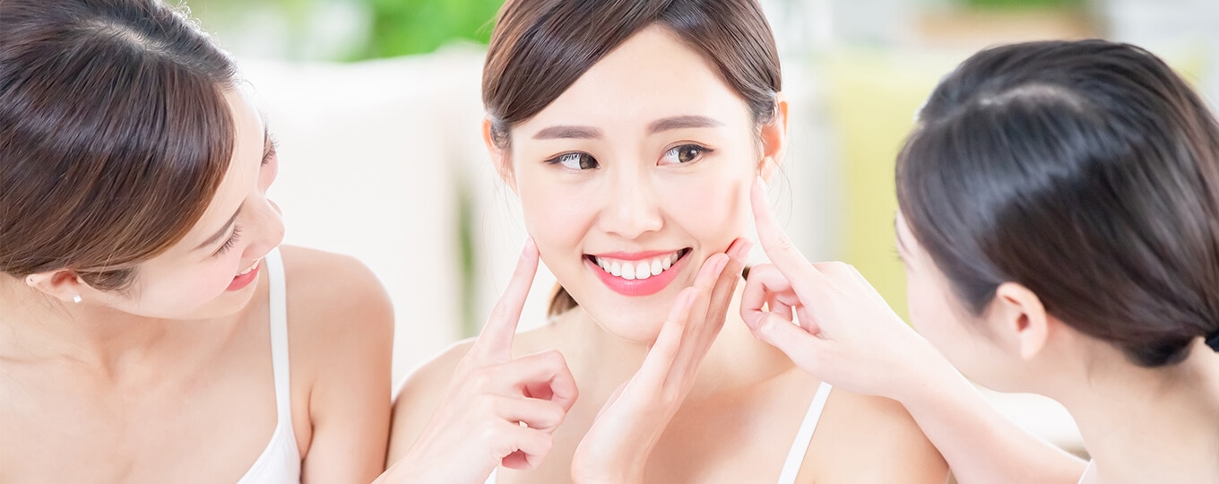 ผู้หญิงอวดผิวใสเมื่อใช้สบู่วิตามินซี