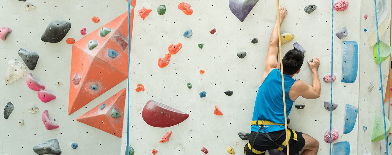 ผู้ชายปีนผาจำลอง