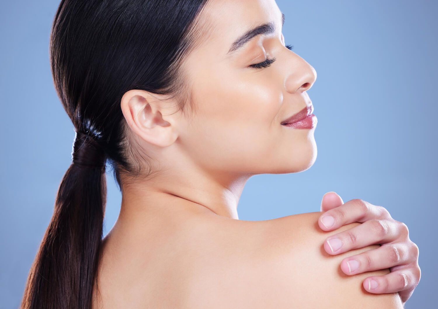 ผิวด้านหลังของหญิงสาวที่เนียนใสปราศจากสิวที่หลัง 