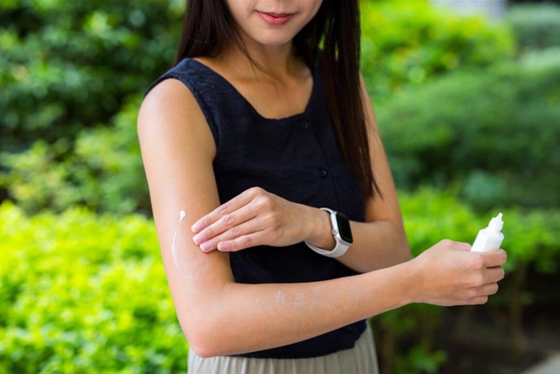 ผู้หญิงกำลังทาครีมบำรุงหรือครีมกันแดดที่แขน ผู้หญิงกำลังทาครีมบำรุงหรือครีมกันแดดที่แขน