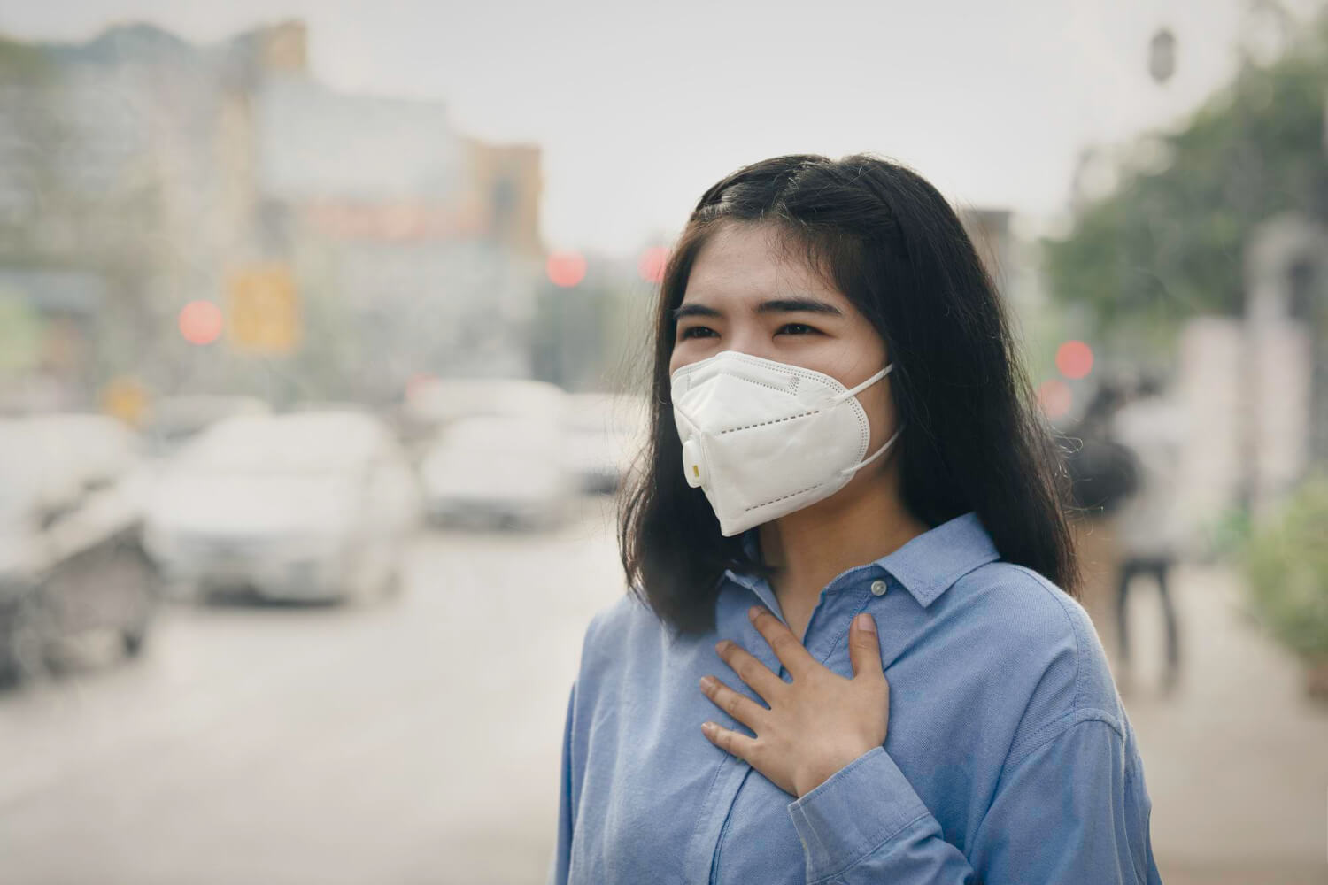 หญิงสาวในชุดทำงานที่ยืนอยู่บนถนน ใส่หน้ากากป้องกันฝุ่น pm 2.5 หญิงสาวในชุดทำงานที่ยืนอยู่บนถนน ใส่หน้ากากป้องกันฝุ่น pm 2.5